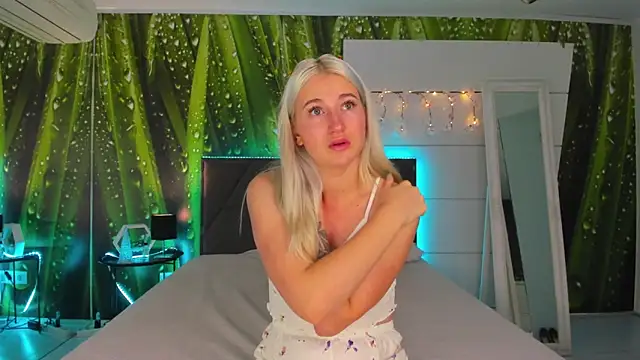 HollyTailors online show from October 23, 2025, 5:28 am