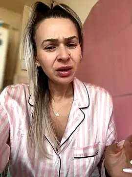 iSelena online show from October 10, 2025, 5:52 am