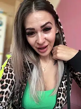 iSelena online show from October 17, 2025, 6:06 am