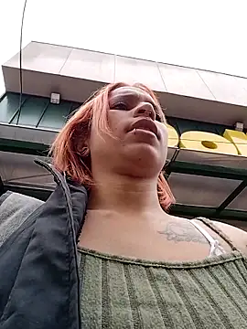 Snapshot of Zoe73_ chatting on October 21, 2025, 3:33 pm Zoe73 online show from October 21, 2025, 3:33 pm