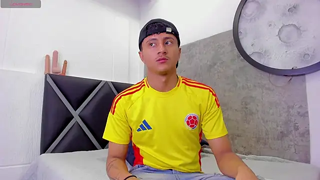  Leohot  online show from April 12, 2026, 3:32 am