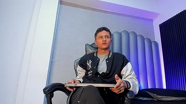  Leohot  online show from November 5, 2025, 3:31 am