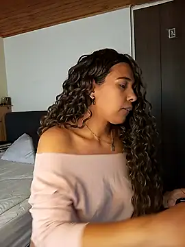 IVONNE COLLINS33 online show from November 4, 2025, 3:27 pm