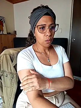 IVONNE COLLINS33 online show from November 26, 2025, 4:29 pm