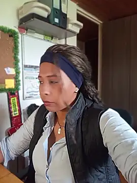 IVONNE COLLINS33 online show from April 13, 2026, 3:27 pm