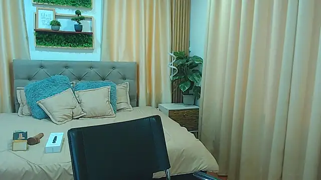 zohet kriss online show from October 8, 2025, 2:07 pm