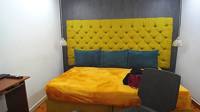 LADY-IN-BLACK online show from December 13, 2025, 8:04 pm