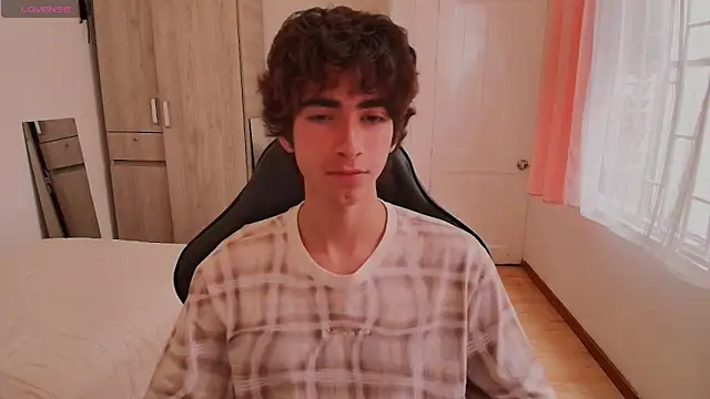 Nude Boy18 online show from September 17, 2025, 8:33 pm