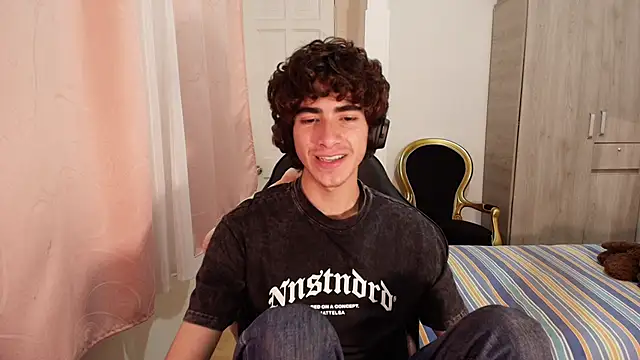 Nude Boy18 online show from October 7, 2025, 6:14 am