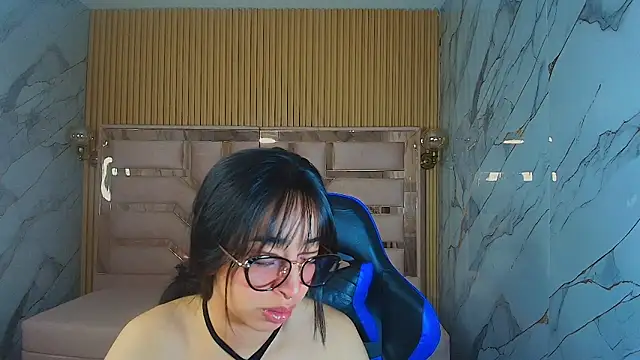 zoe r  online show from November 20, 2025, 3:07 am