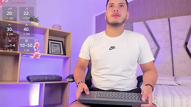 Snapshot of Axel_grey_ chatting on June 23, 2026, 12:58 pm Axel grey online show from June 23, 2026, 12:58 pm