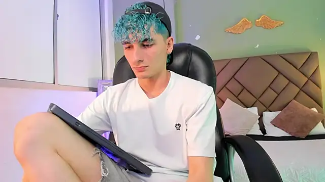 JaydenVillalobos online show from September 17, 2025, 8:33 pm