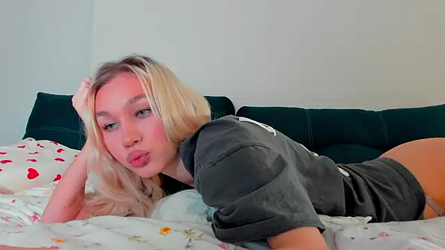 cuteleraay online show from November 26, 2025, 8:20 pm