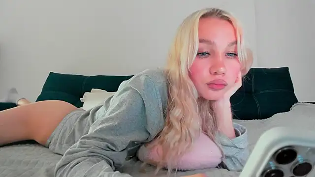 cuteleraay online show from October 8, 2025, 8:53 pm