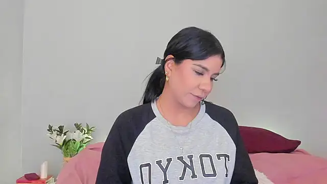 Laura-angeel online show from October 31, 2025, 11:55 pm