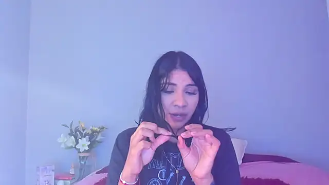 Laura-angeel online show from December 1, 2025, 8:42 pm