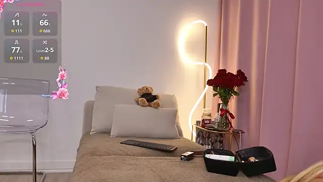 Snapshot of _Luxie_ chatting on November 13, 2025, 8:07 am Luxie online show from November 13, 2025, 8:07 am