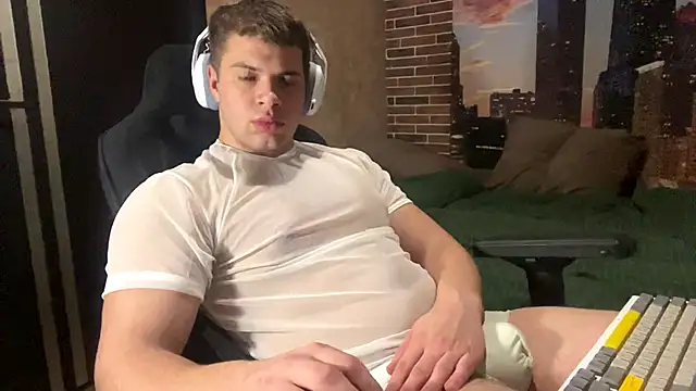 MusclePhantom online show from April 13, 2026, 9:52 pm