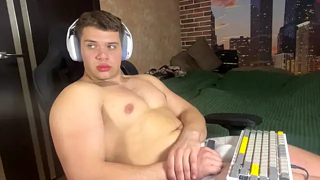 MusclePhantom online show from April 3, 2026, 8:26 pm