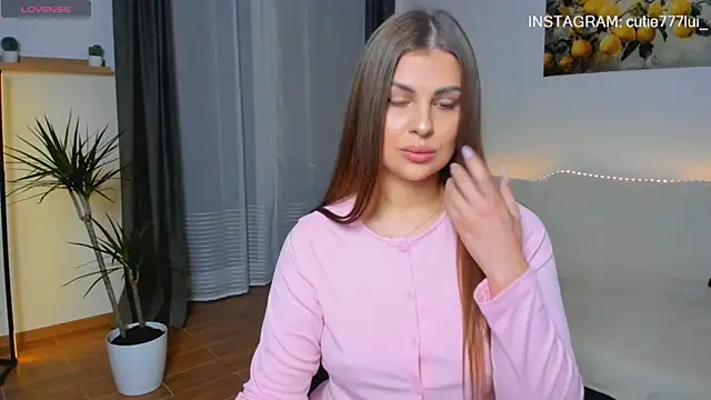 Snapshot of Cutie_Lui chatting on October 12, 2025, 1:56 pm Cutie Lui online show from October 12, 2025, 1:56 pm