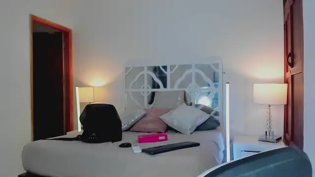 MikaelaStone online show from February 4, 2026, 12:44 pm