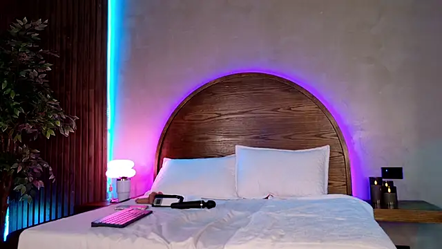 renata black  online show from November 18, 2025, 10:18 am