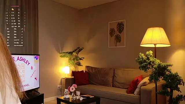 Luna Foxy online show from October 10, 2025, 1:23 pm