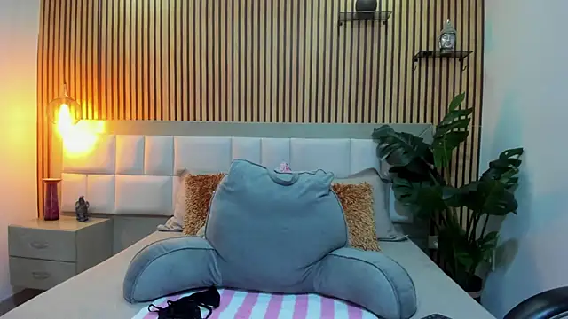 KattyBonnie online show from October 1, 2025, 8:13 pm