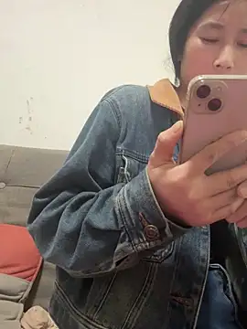 crhong666 online show from April 17, 2026, 1:19 am