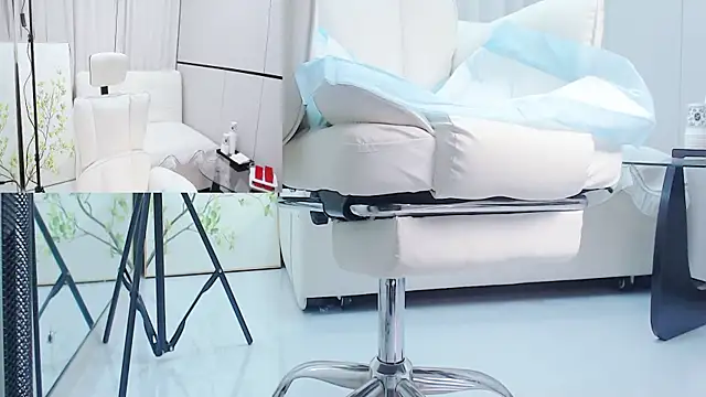 Eileen-L online show from December 20, 2025, 5:10 am