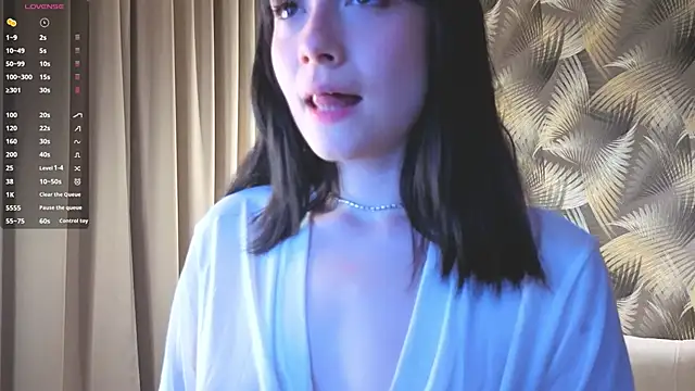 Honeey Beee online show from September 12, 2025, 7:13 pm