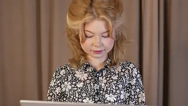 Stella Vanila online show from October 7, 2025, 12:33 am