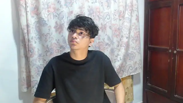 Snapshot of alice_julls chatting on January 5, 2026, 5:27 pm alice julls online show from January 5, 2026, 5:27 pm