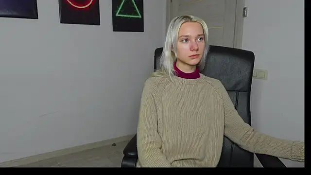 Laura Chaplin online show from October 15, 2025, 12:46 pm