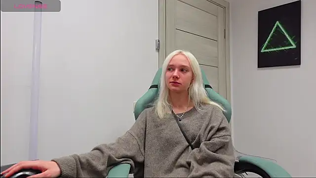 Laura Chaplin online show from September 28, 2025, 5:47 am