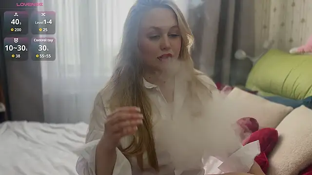 Snapshot of Estella_Elwood chatting on February 8, 2026, 6:33 am Estella Elwood online show from February 8, 2026, 6:33 am