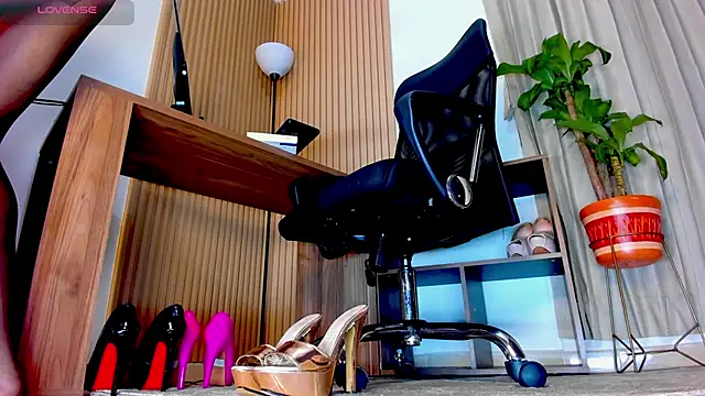 Anastacia lestrange online show from October 17, 2025, 10:29 am