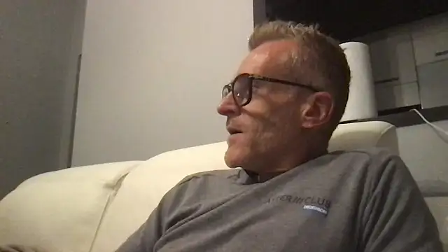 Axl hot online show from November 15, 2025, 8:57 pm