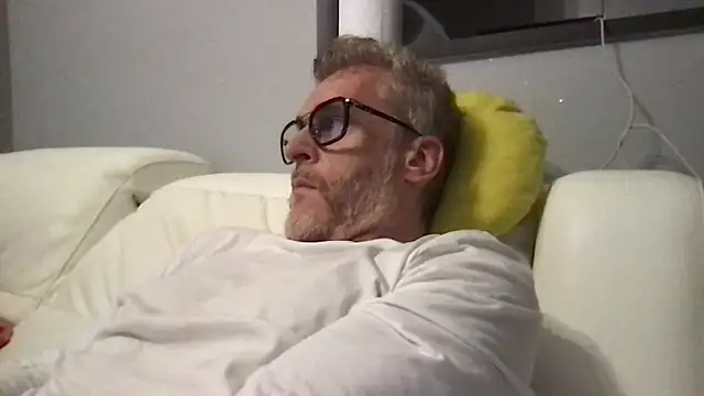 Axl hot online show from April 16, 2026, 9:37 pm