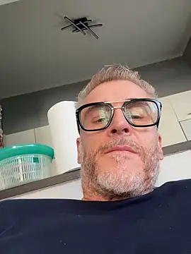 Axl hot online show from March 29, 2026, 1:46 pm