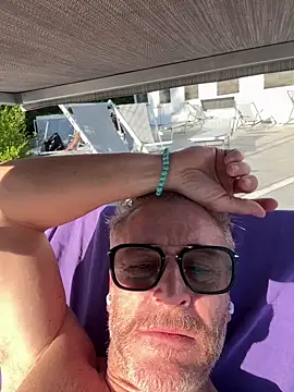 Axl hot online show from April 9, 2026, 4:02 pm