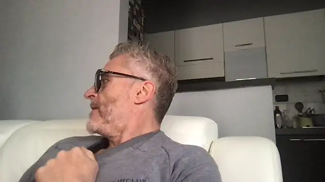 Snapshot of Axl_hot chatting on May 16, 2026, 11:42 am Axl hot online show from May 16, 2026, 11:42 am