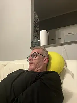 Axl hot online show from April 4, 2026, 9:43 pm