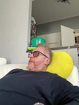 Axl hot online show from March 28, 2026, 1:34 pm