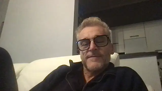 Axl hot online show from December 4, 2025, 8:19 pm