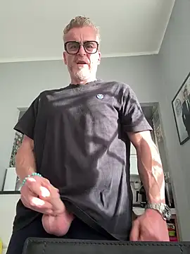 Snapshot of Axl_hot chatting on May 12, 2026, 5:19 pm Axl hot online show from May 12, 2026, 5:19 pm