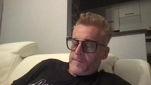 Snapshot of Axl_hot chatting on May 20, 2026, 7:55 pm Axl hot online show from May 20, 2026, 7:55 pm