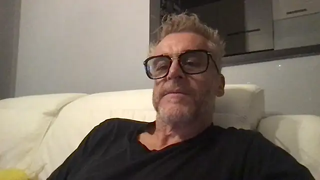 Snapshot of Axl_hot chatting on June 3, 2026, 7:51 pm Axl hot online show from June 3, 2026, 7:51 pm