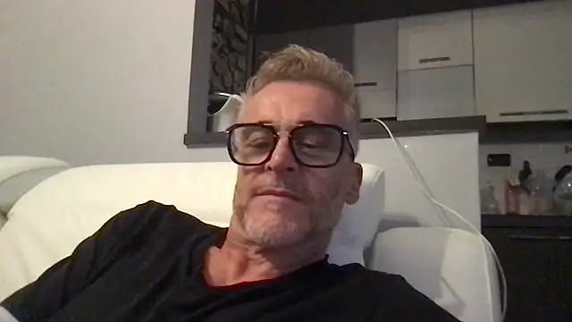 Snapshot of Axl_hot chatting on June 13, 2026, 7:23 pm Axl hot online show from June 13, 2026, 7:23 pm