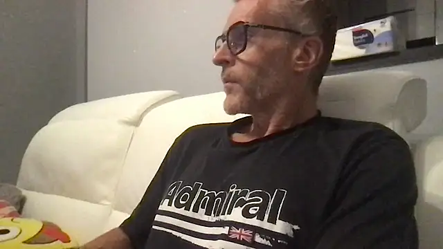 Axl hot online show from September 11, 2025, 7:58 pm